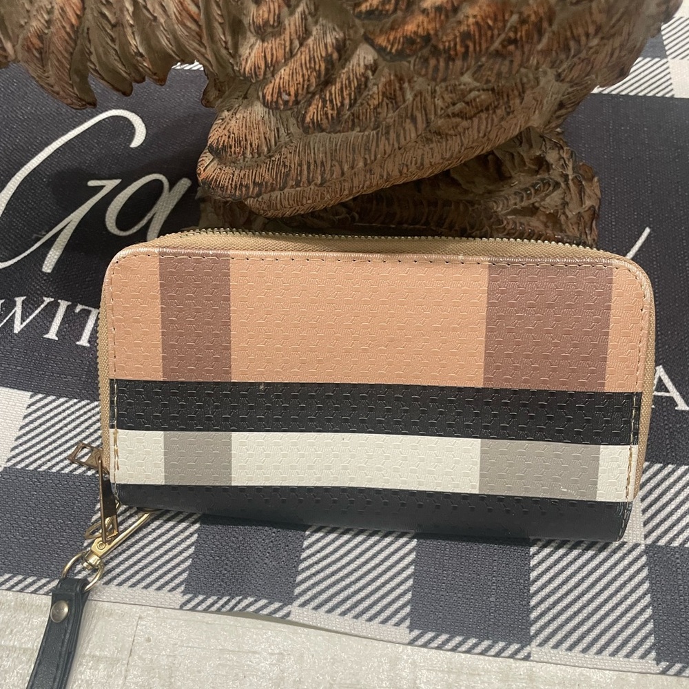 Wristlet wallet